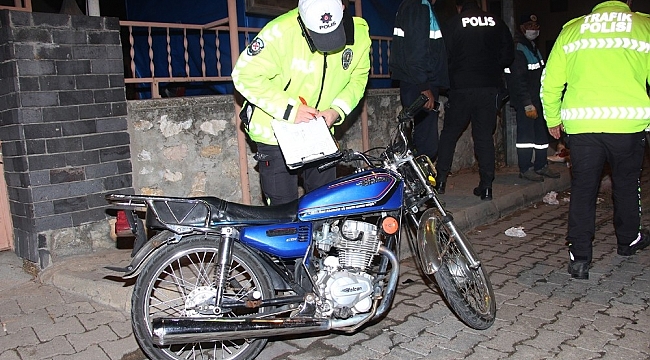 Kontrolden çıkan motosiklet, temizlik görevlisine çarptı: 2 yaralı
