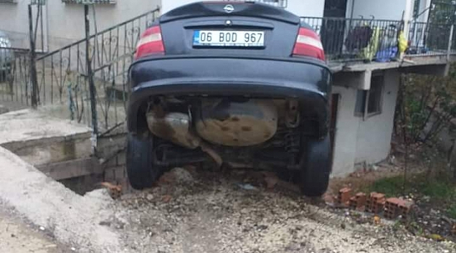 Kontrolden çıkan otomobil eve daldı