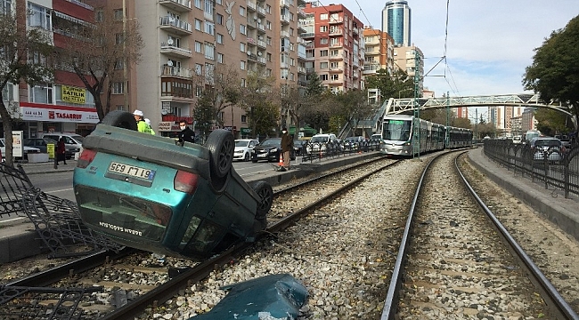 Konya'da otomobil tramvay yoluna takla attı