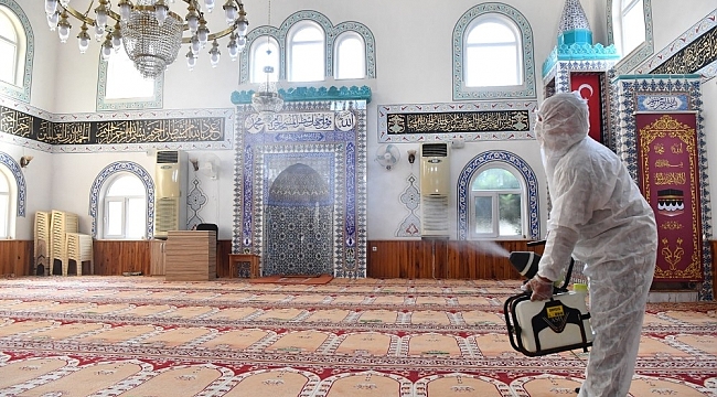 Konyaaltı'nda taksi durakları, parklar ve camilere dezenfekte çalışması