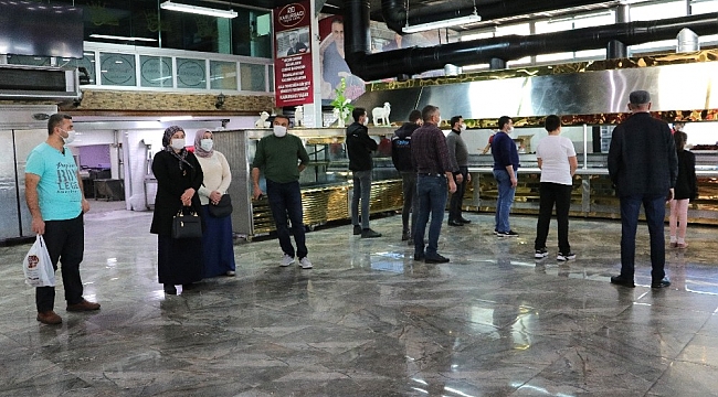 Korona kısıtlaması Adana Kebap aşkına engel olamadı