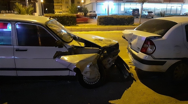Kozan'da otomobil park halindeki araçlara çarptı: 1 Yaralı