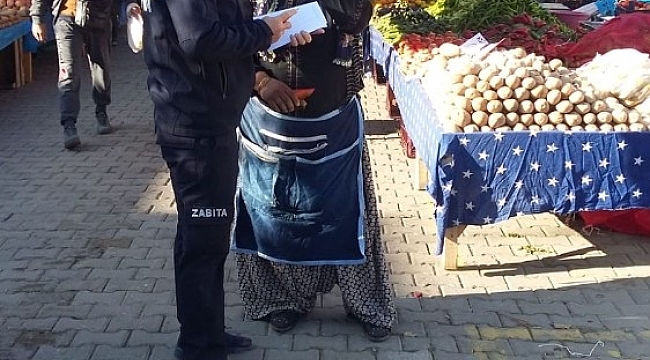 Kuşadası zabıtası'ndan maske ve sigara denetimi