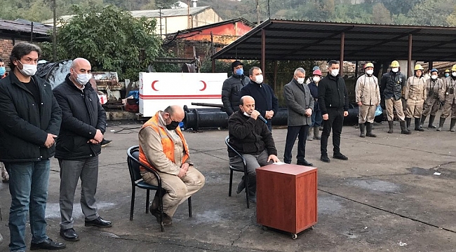 Madenciler şehit madenci meslektaşları için Kur'an okuttu