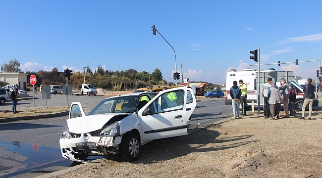 Manavgat ilçesinde ticari araç ile otomobil çarpıştı: 2 yaralı