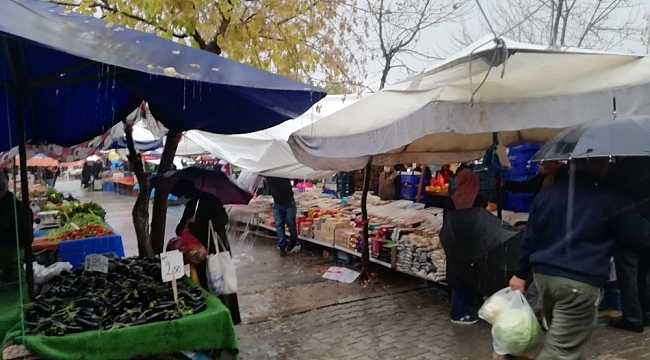 Manyas'ta pazara çıkan vatandaşlara yağmur engeli
