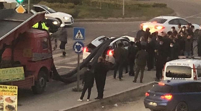 Mardin'de tonlarca inşaat demiri ışıkta bekleyen aracın üstüne düştü