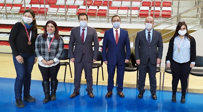 Masa Tenisi Turnuvası'nda dereceye giren sporculara ödülleri verildi