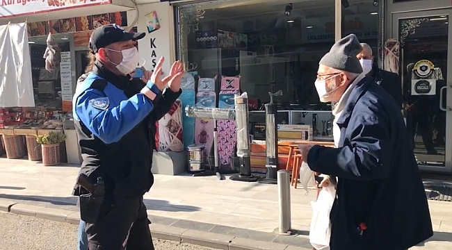 Maskesi eskiyen yaşlı vatandaşa polis şefkati