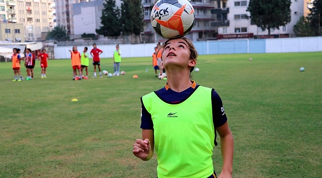 Mesafeler 12 yaşındaki Kerime'nin futbol aşkına engel olamadı