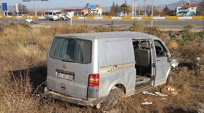 Minibüsle otomobil çarpıştı: 1 ölü, 3 yaralı