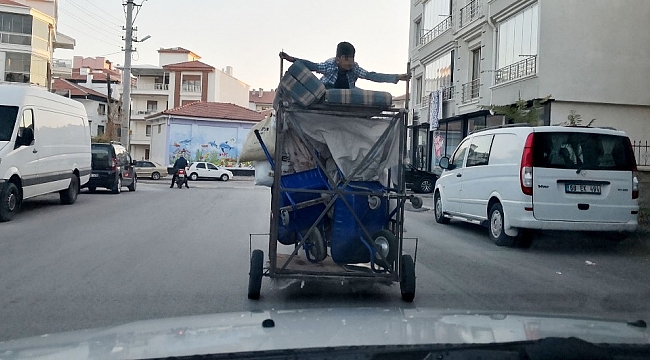 Motosikletin römorkunda tehlikeli yolculuk