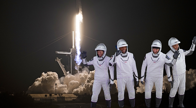 NASA ve SpaceX, 4 astronotu uzaya gönderdi