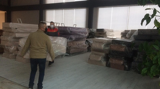 Nevşehir'de bir hayırsever, depremzede vatandaşlar için 100 adet kanepe bağışladı
