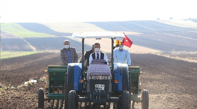 Önce tohum dağıttı sonra çiftçiyle birlikte dikti