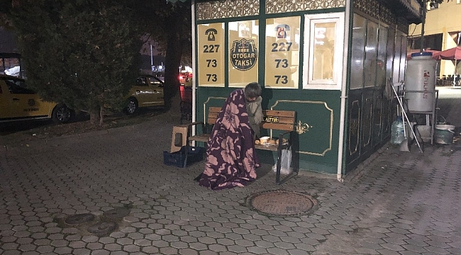 Otobüs terminali önünde yürek burkan görüntü