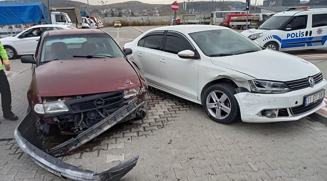 Otomobiller çarpıştı; 1 yaralı