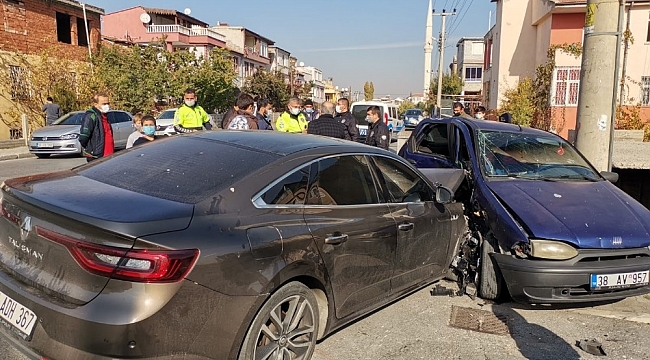 Otomobiller çarpıştı, hamile kadın hastaneye kaldırıldı