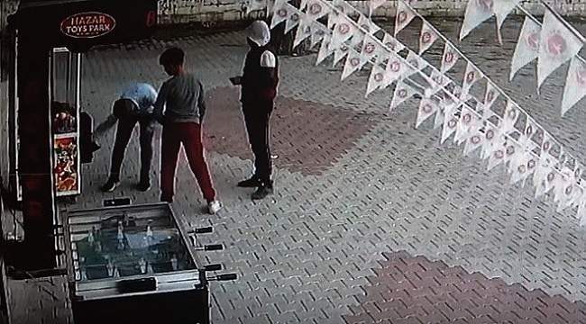 Oyun makinesinin kilidini kırıp bozuk paraları çaldılar