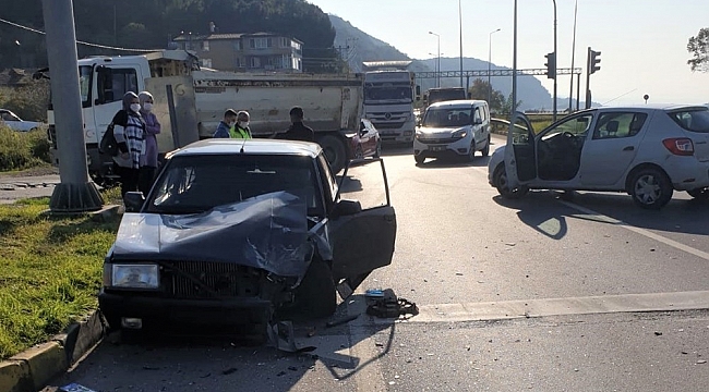 Parçalanan otomobilden yara almadan kurtuldu