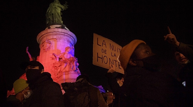 Paris'te sığınmacılara destek protestosu