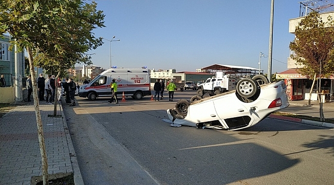 Park halindeki otomobile çarpan araç takla attı