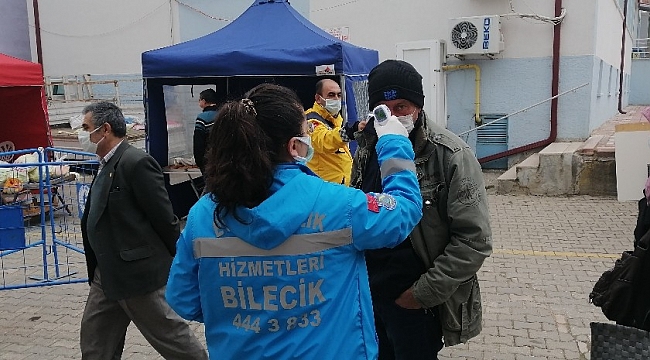 Pazaryeri'nde vatandaşlar pazara 25'şer kişilik gruplar halinde alındı