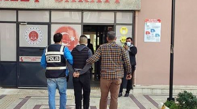 Perdenin içine saklanan uyuşturucu, polisin gözünden kaçmadı