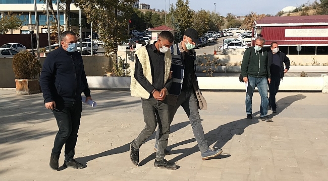 Polis, aranan hırsızı park ettiği aracından bulup girdiği evde suç üstü yakaladı