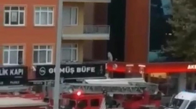 Polisin intihar etmek için balkona çıkan kadını kurtardığı anlar kamerada