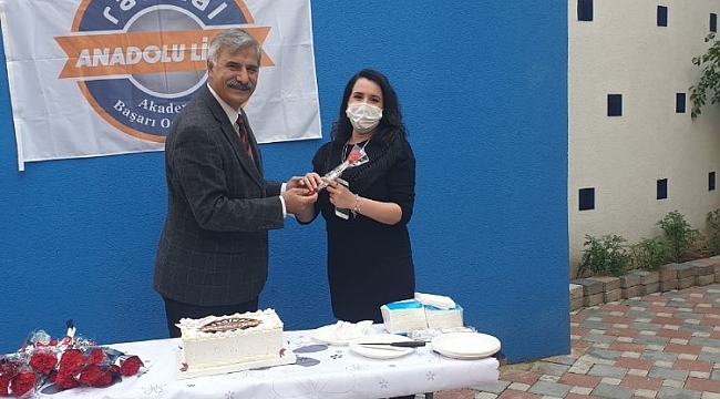 Radikal Eğitim'in öğretmenlerine çiçekli tebrik