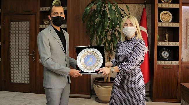 Rektör Özkan, Antalya'dan cepheye koşan Azerbaycanlı doktor ile görüştü