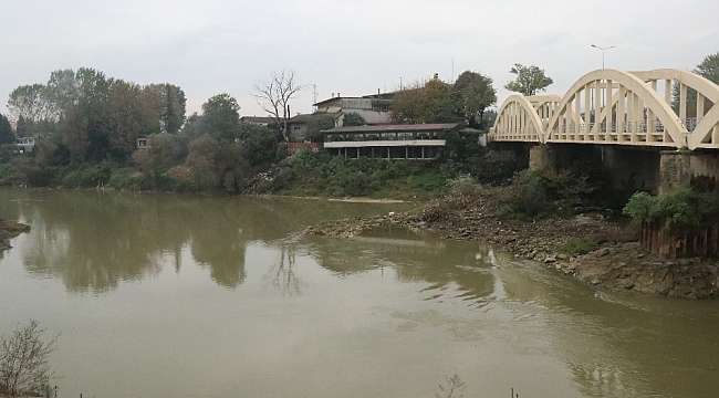 Sakarya Nehrinde balıkçılar tarafından balçığa saplanmış erkek cesedi bulundu