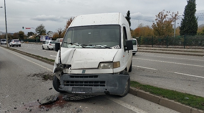 Samsun'da minibüs aydınlatma direğine çarptı: 1 yaralı