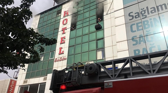 Şanlıurfa'da otelde çıkan yangın devam ediyor