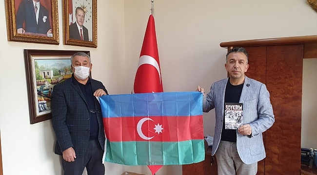 Serdar Ünsal, "Soykırım" kitabını Meslek Yüksek Okulu müdürüne hediye etti