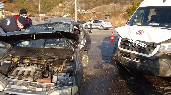 Servis aracıyla otomobil çarpıştı: 1'i ağır 7 yaralı