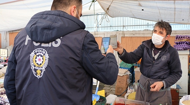 Sultanbeyli'deki pazar yerleri koronavirüs tedbirleri kapsamında düzenli olarak denetleniyor