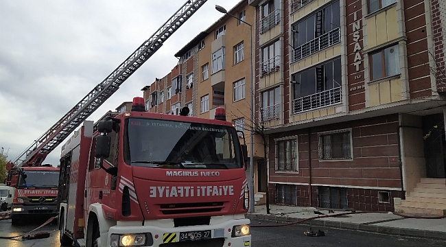 Sultangazi'de çatı katındaki yangın paniğe neden oldu