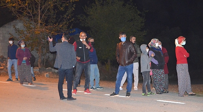 Sürekli yaşanan elektrik kesintisi mahalleliyi sokağa döktü