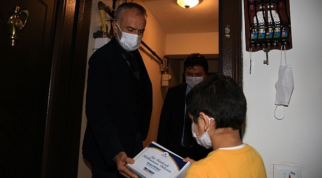 Tablet dağıtımı ekibinde başkan da var
