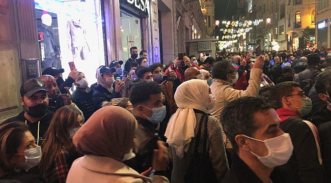 Taksim'de bir pasajın ikinci katına çıkan şahıs elindeki jiletle intihara kalkıştı