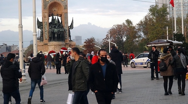 Taksim'de korona virüse rağmen oluşan kalabalık dikkat çekti