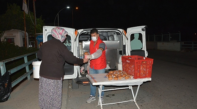 Tarım işçileri sabah saat 5'te "1 Ekmek 1 Çorba' ile ısınıyor
