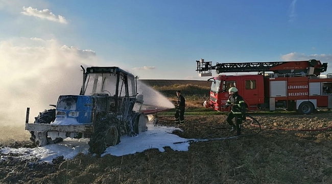 Tarlayı sürerken traktörü alev aldı