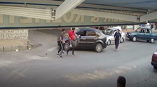 Telefonla konuşan motosikletliyi uyardı, yolun ortasında dayak yedi
