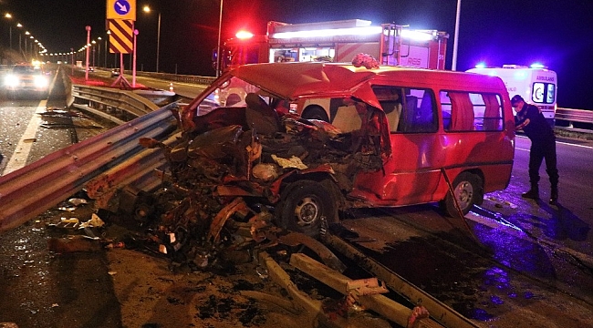 TEM'de bariyerlere çarpan minibüs hurdaya döndü: 7 yaralı