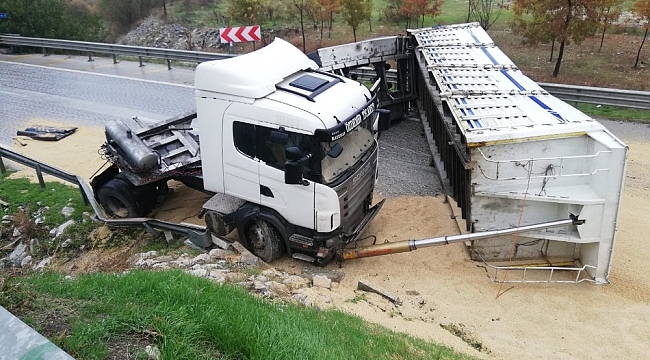 Tır yan yattı, İzmir-Ankara karayolu trafiğe kapandı