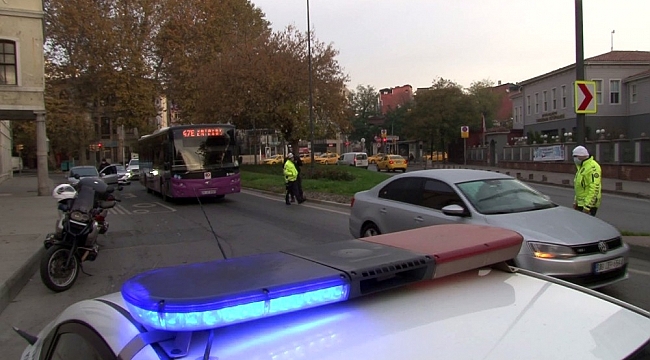 Trafik polisleri sabah saatlerinde sokağa çıkma kısıtlamasıyla ilgili denetimlerini sürdürdü