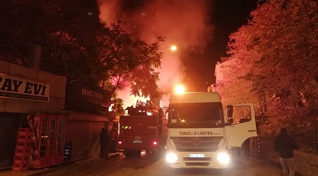 Tunceli'de alevlere teslim olan 2 katlı kafe küle döndü